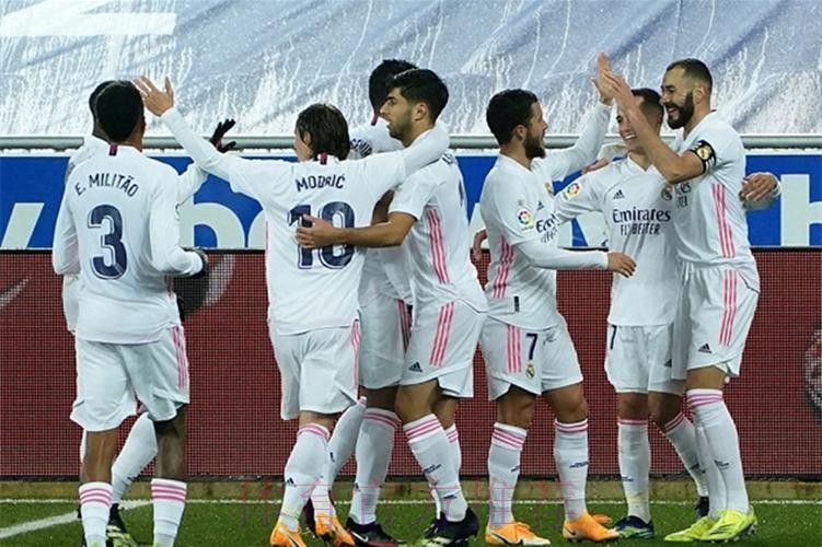 西甲-阿扎尔传射本泽马双响 皇马4-1阿拉维斯