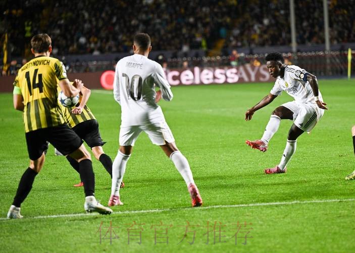 第3等级联赛小卒晃飞皇马2巨星!随后一幕帅炸 第3等级联赛小卒晃飞皇马2巨星!随后一幕帅炸